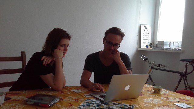 Ewa i Michał w pracowni oglądają zdjęcia z sesji zrobionej kilka dni wcześniej.